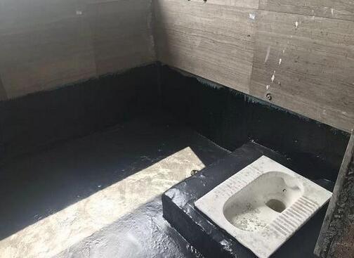 卫生间装修马桶抬高,装修卫生间地漏师傅给切了