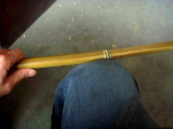 日本人用小竹子做鱼竿去小沟钓鱼,钓鱼人手工制作竹子鱼竿