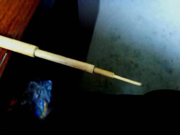 日本人用小竹子做鱼竿去小沟钓鱼,钓鱼人手工制作竹子鱼竿