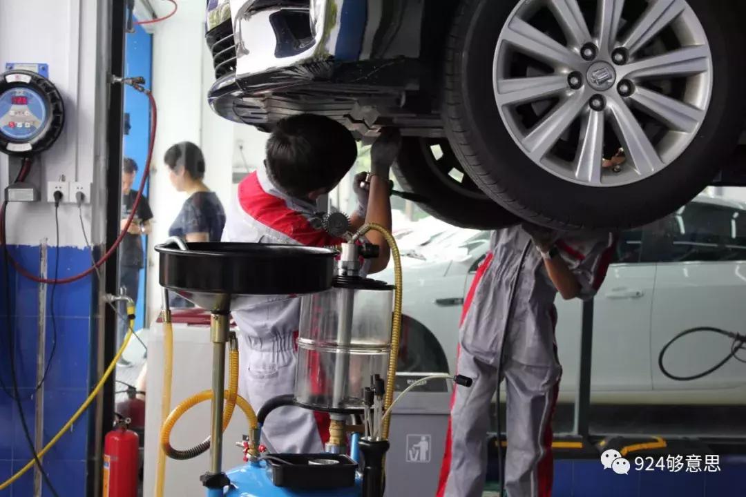 看到BoBoYoyo这样洗车和换机油，小肥肥瞬间凌乱了……