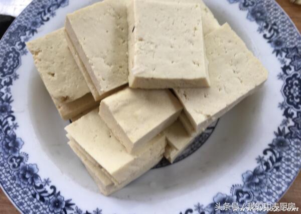 做三文鱼外加几个小菜,豆腐煮三文鱼