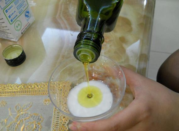 每天晚上涂一次皮肤年轻得太快了,睡觉前涂的精华一个月皮肤变好