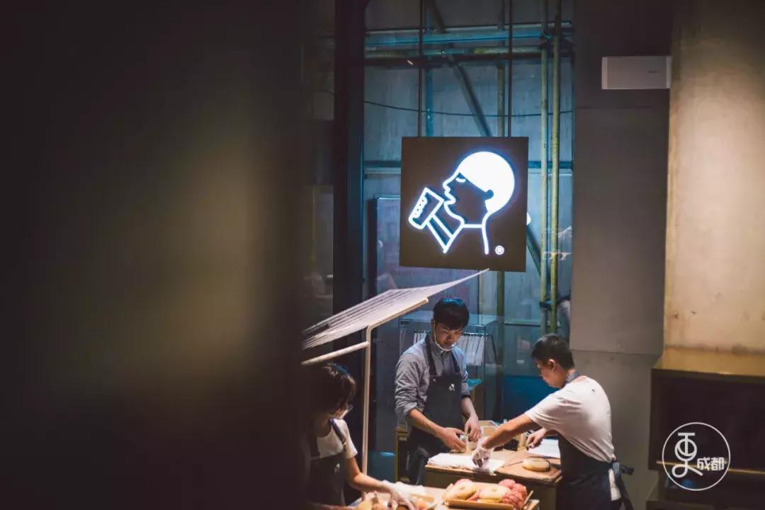 今天刷爆成都人朋友圈的网红奶茶店，卖起了五粮液水果茶和川菜！