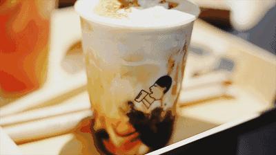 今天刷爆成都人朋友圈的网红奶茶店，卖起了五粮液水果茶和川菜！