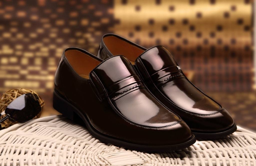 鞋子脚后跟磨脚有什么小妙招,凉鞋太紧了磨脚怎么办