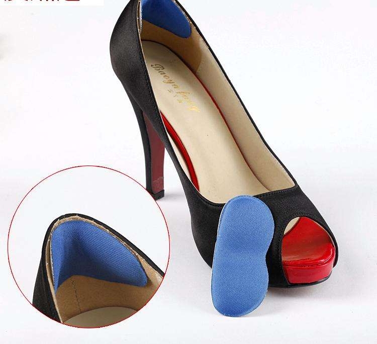 鞋子脚后跟磨脚有什么小妙招,凉鞋太紧了磨脚怎么办