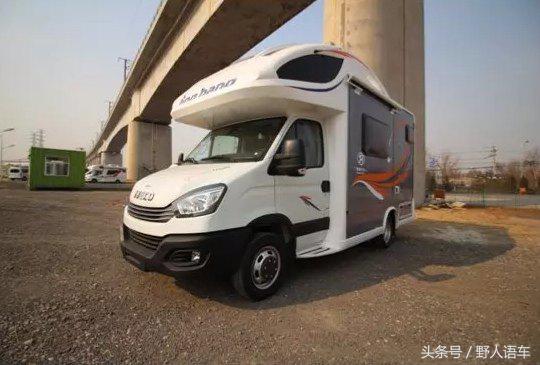 国产依维柯宝迪底盘改装的C型房车2个会客区可睡6人，售59.99万