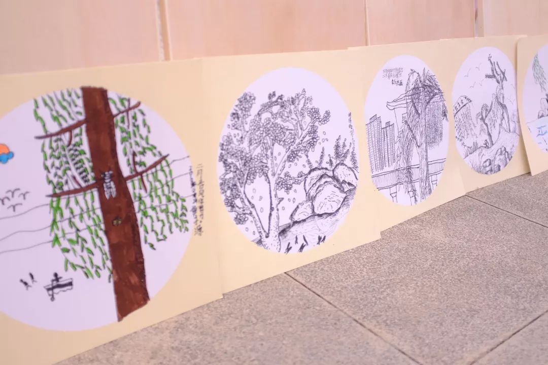 绿·道——天府绿道采风写生作品展巡展亮相锦城湖，小朋友们写生忙