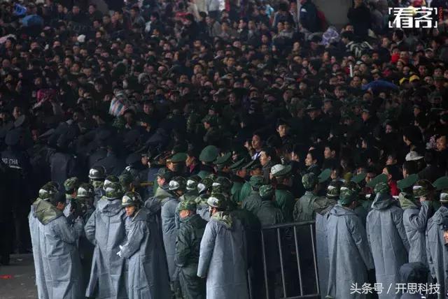 「人老了就开始喜欢怀旧」90年代的广州火车站，究竟有多恐怖？