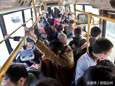 我在达州早高峰的公交车上,遇见了真正的勇士!