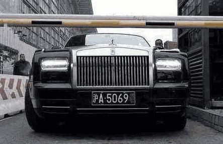 上海这辆劳斯莱斯堪称车界扛把子，交警看了也绕道：这车牌惹不起