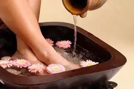 热水泡脚加点它3天逼出体内湿气,除湿热最好的泡脚方法一天泡几次