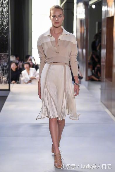 国际大牌都喜欢裤头前挂丝巾,衣服比较单调的时候增加灵气