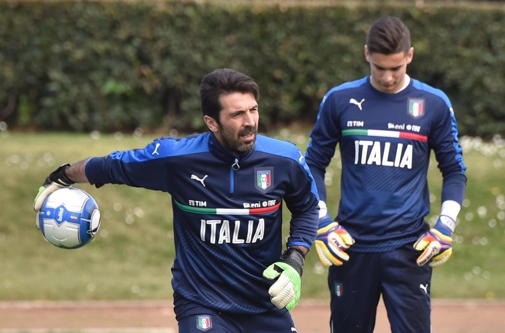 意大利门将布冯十大经典扑救,吉安路易吉布冯历史地位如何