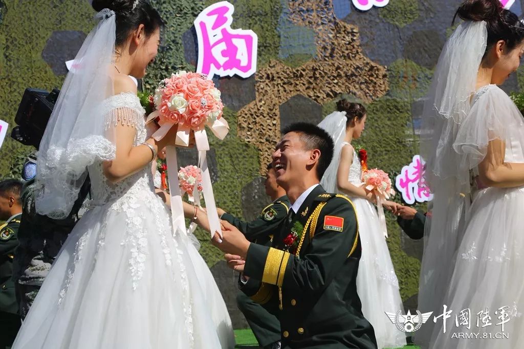 军旗为证，战友为媒：你嫁给爱情的样子，真美！
