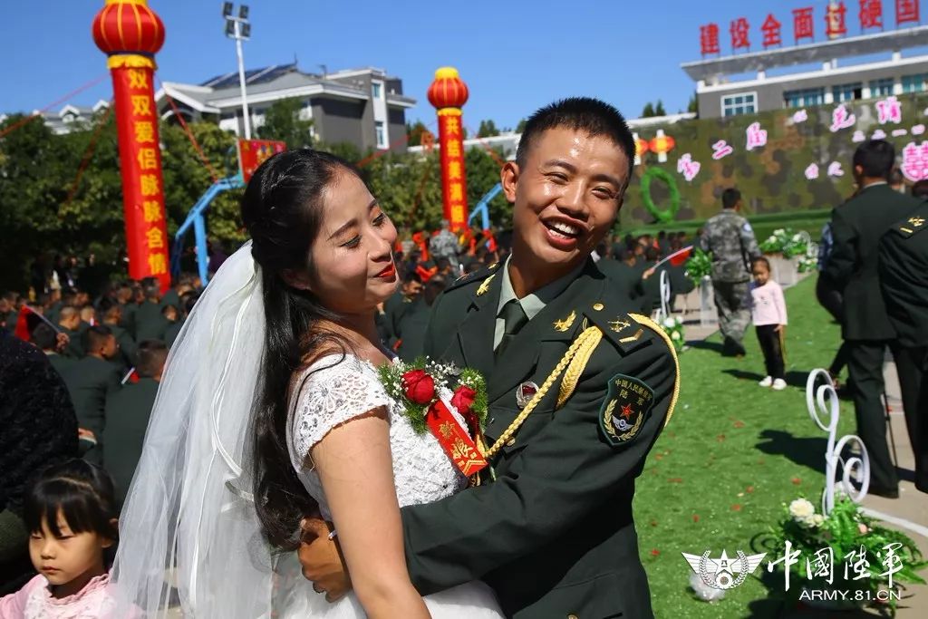 军旗为证，战友为媒：你嫁给爱情的样子，真美！