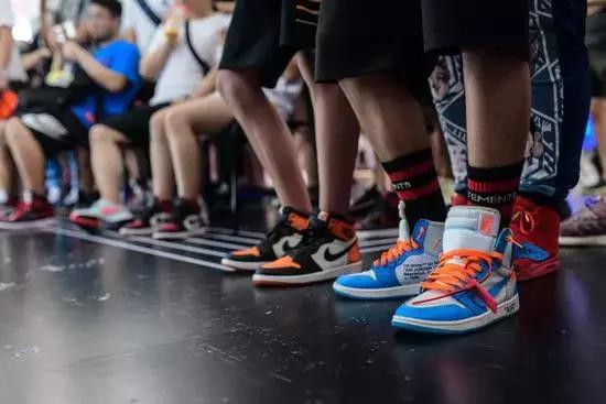 月均7个配色的AJ1,到底是谁在为他们买单?