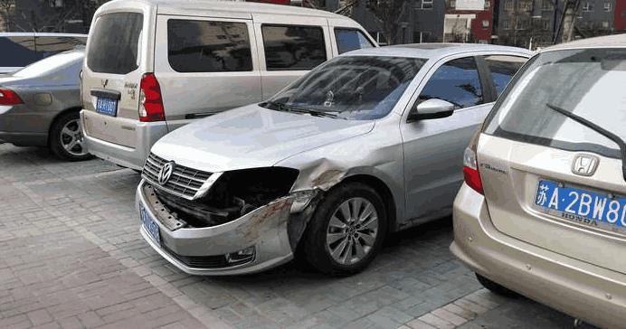 停车被刮蹭车主无责怎么处理,违法停车被刮蹭对方不承认