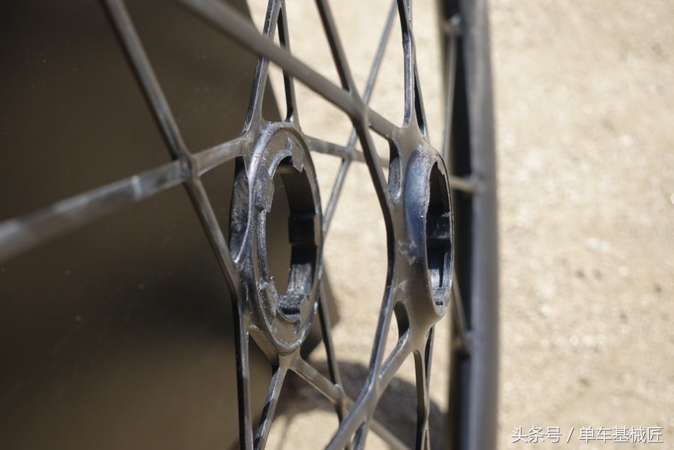 碳纤维轮组和碳辐条轮组,碳纤维轮组辐条张力不够会怎么样