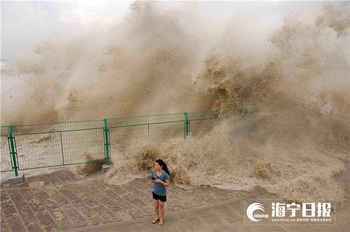 拍钱塘江大潮遭巨浪瞬间吞没,为了拍照被潮水冲走身亡