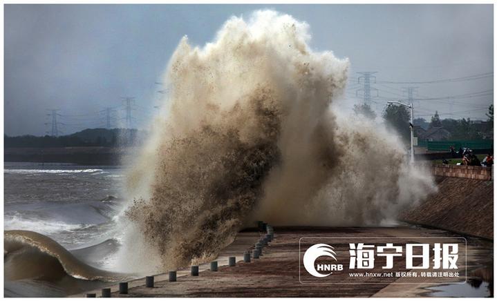 拍钱塘江大潮遭巨浪瞬间吞没,为了拍照被潮水冲走身亡