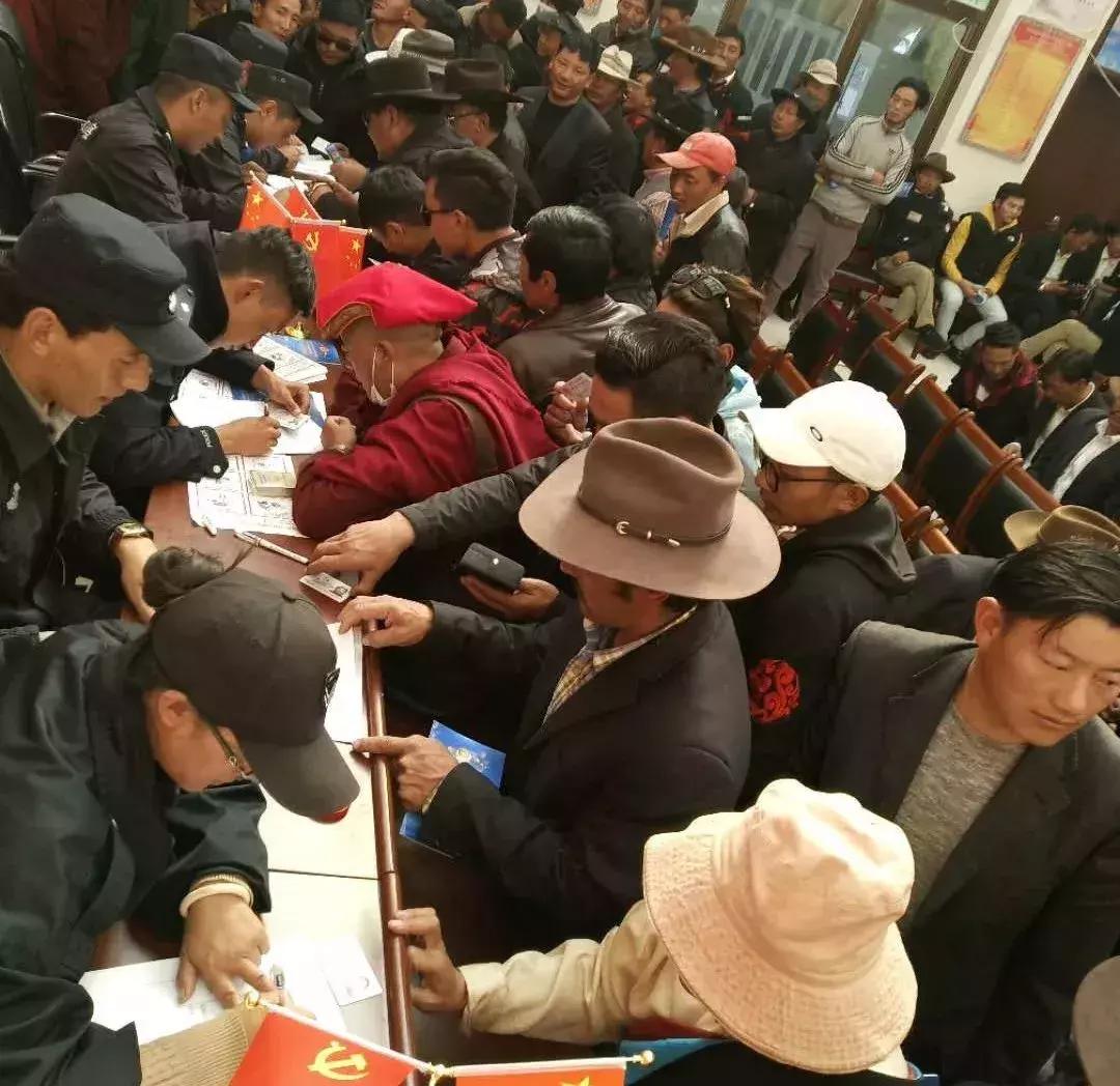 玉树公安抓捕的视频,缉枪治爆宣传群众主动上交枪支