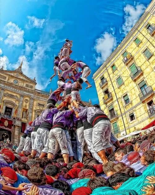 西班牙叠人塔全过程,西班牙叠人塔事故