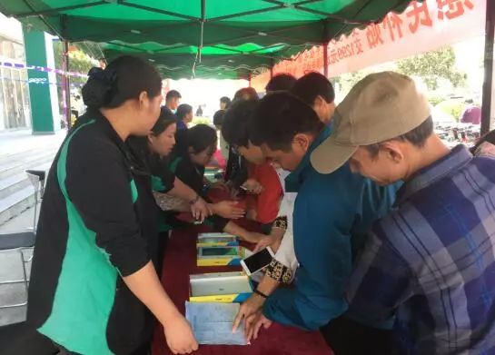 拿身份证去银行领礼品安全吗,凭身份证银行卡领东西靠谱吗