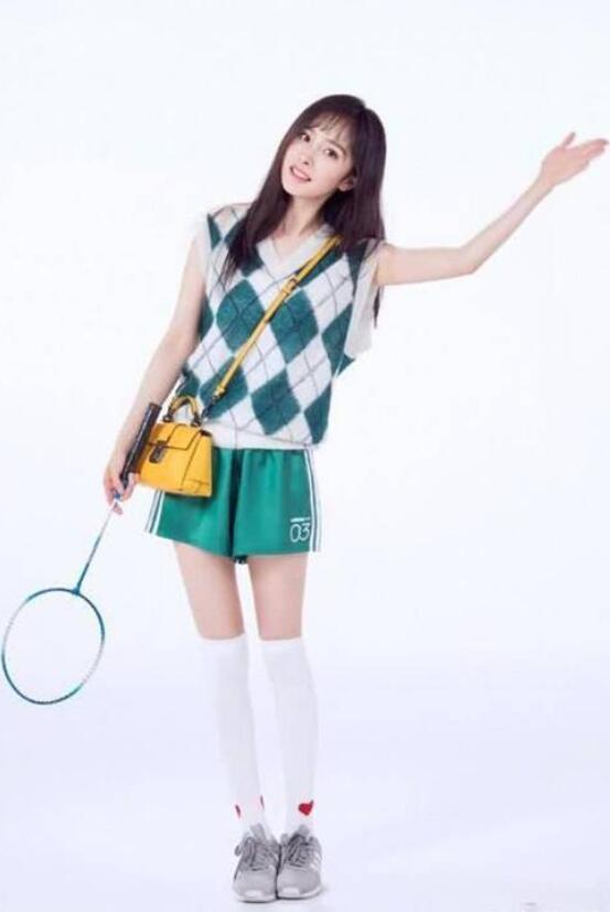 杨幂和关晓彤同穿足球袜,杨幂关晓彤腿型