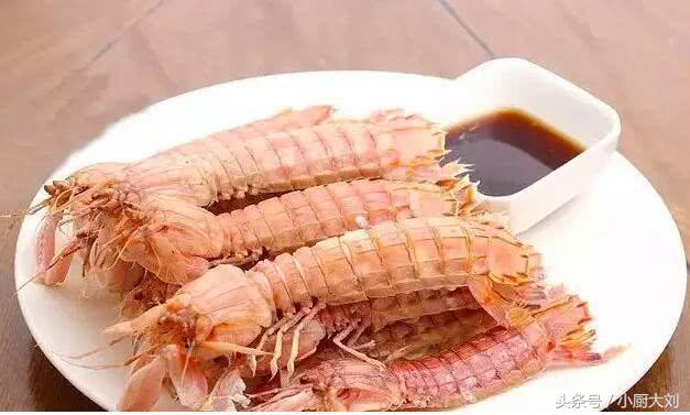 皮皮虾里面有一个洞,皮皮虾的外壳上有疙瘩