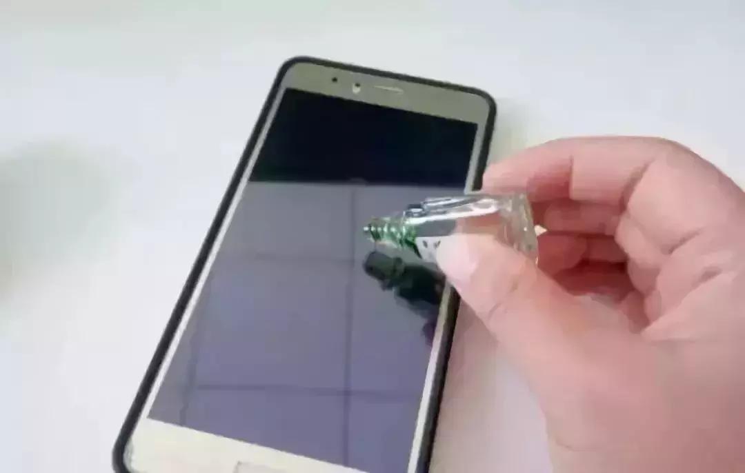 手机屏幕有油腻用什么擦,手机屏幕总是沾满指纹有什么办法