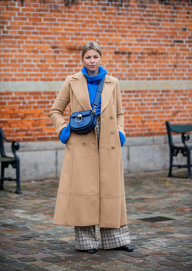 肤色暗沉不知道怎么搭？宝蓝色的服装你值得拥有，显白有气质