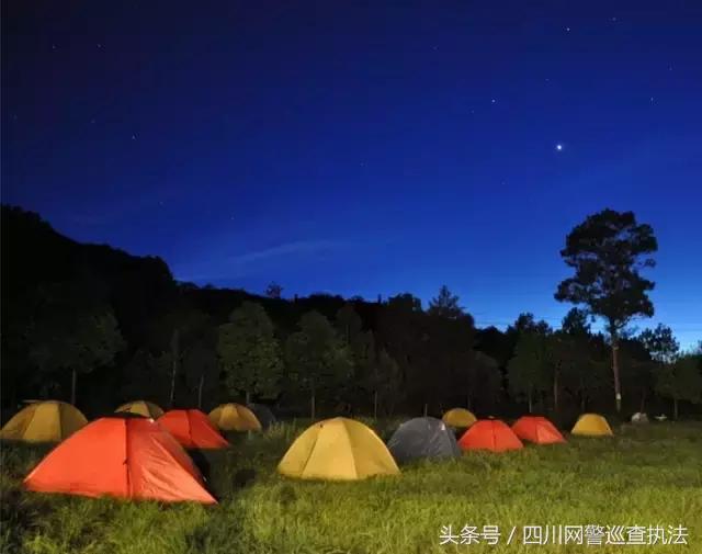 驴友非法穿越被困3天，烧内衣裤求救！理塘百余警民40多个小时冒雪搜救助其脱险……