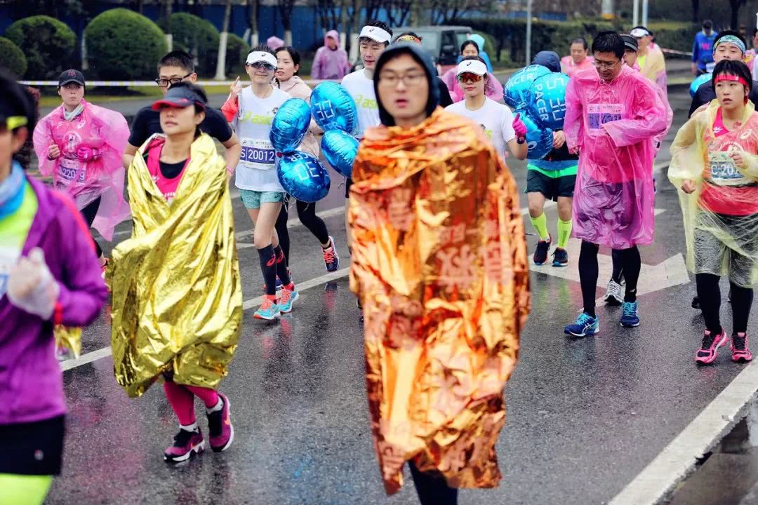 沿着42.195公里的跑道，她们奔向生活的远方