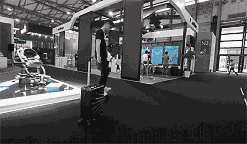 这款行李箱会自己动，超方便，酷！