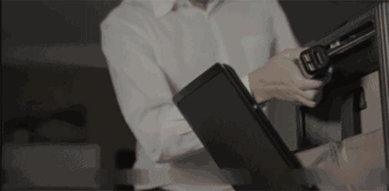 这款行李箱会自己动，超方便，酷！