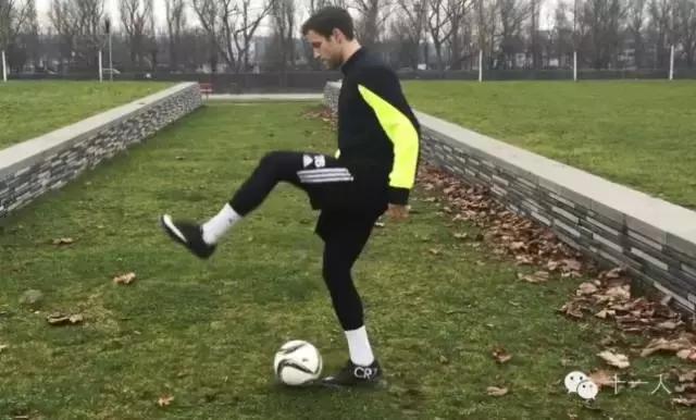 足球教学起球过人技巧,足球技巧平地起球