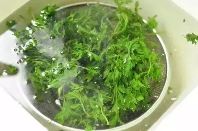 艾叶煮水的小妙用,妈妈用艾叶水煮鸡蛋