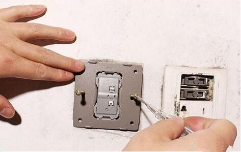 墙面插座老化松动太难办?聪明师傅用根小钢棍就解决,简单又好用