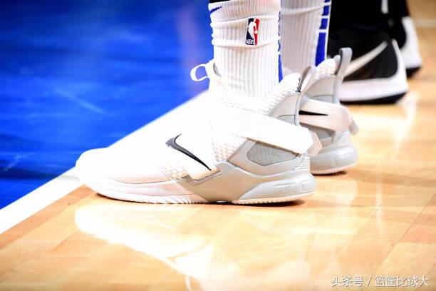 月球漫步者致敬迈克尔-杰克逊！10月9日NBA球鞋赏析