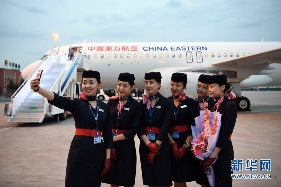 高铁男乘务员工资一般多少,乘务员飞机工资