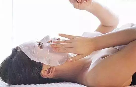 明明才十几岁皮肤却像几十岁的人,脸部抗老冻龄步骤