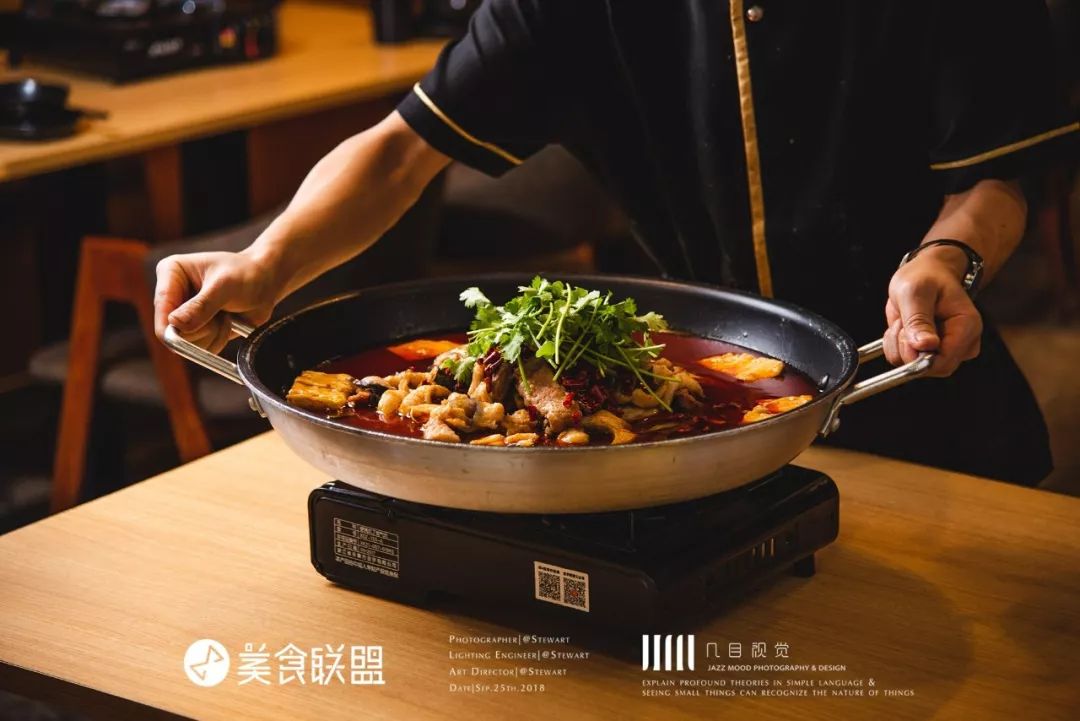 昆明南屏街90㎡小店，用60cm的一大锅装着比头大的“臭味”美食