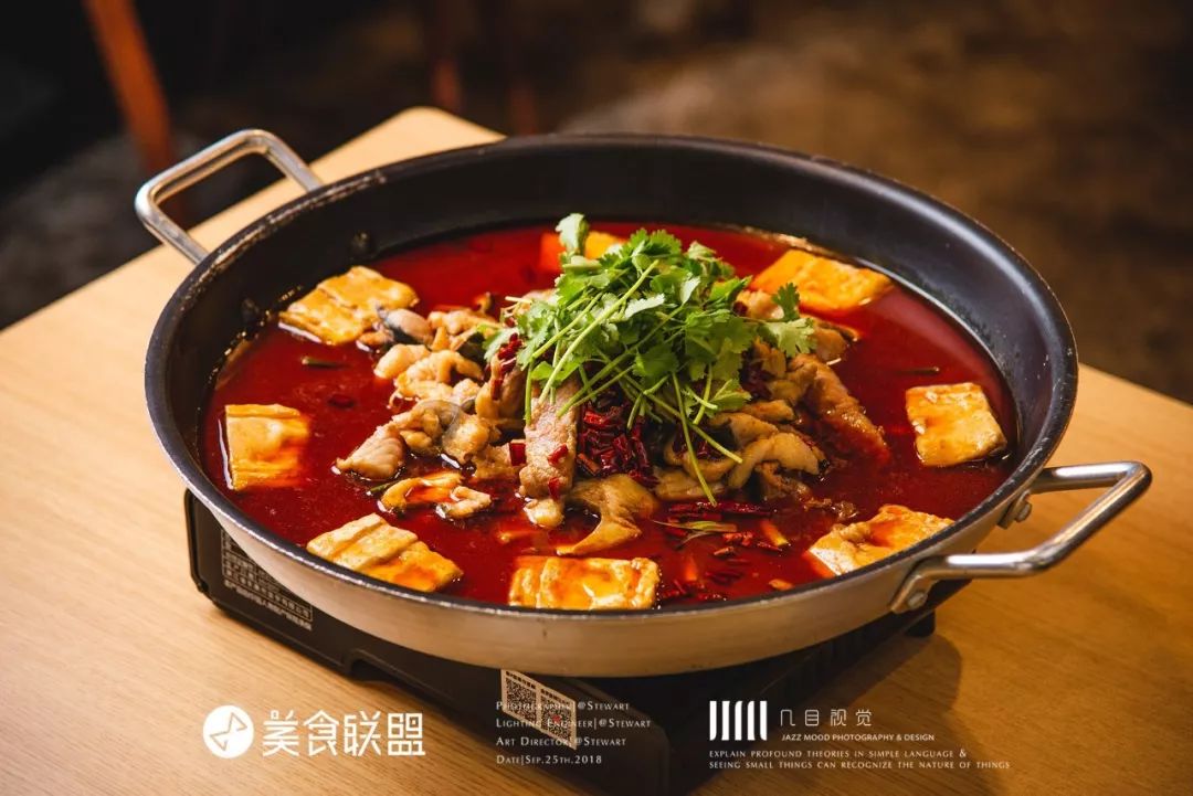 昆明南屏街90㎡小店，用60cm的一大锅装着比头大的“臭味”美食