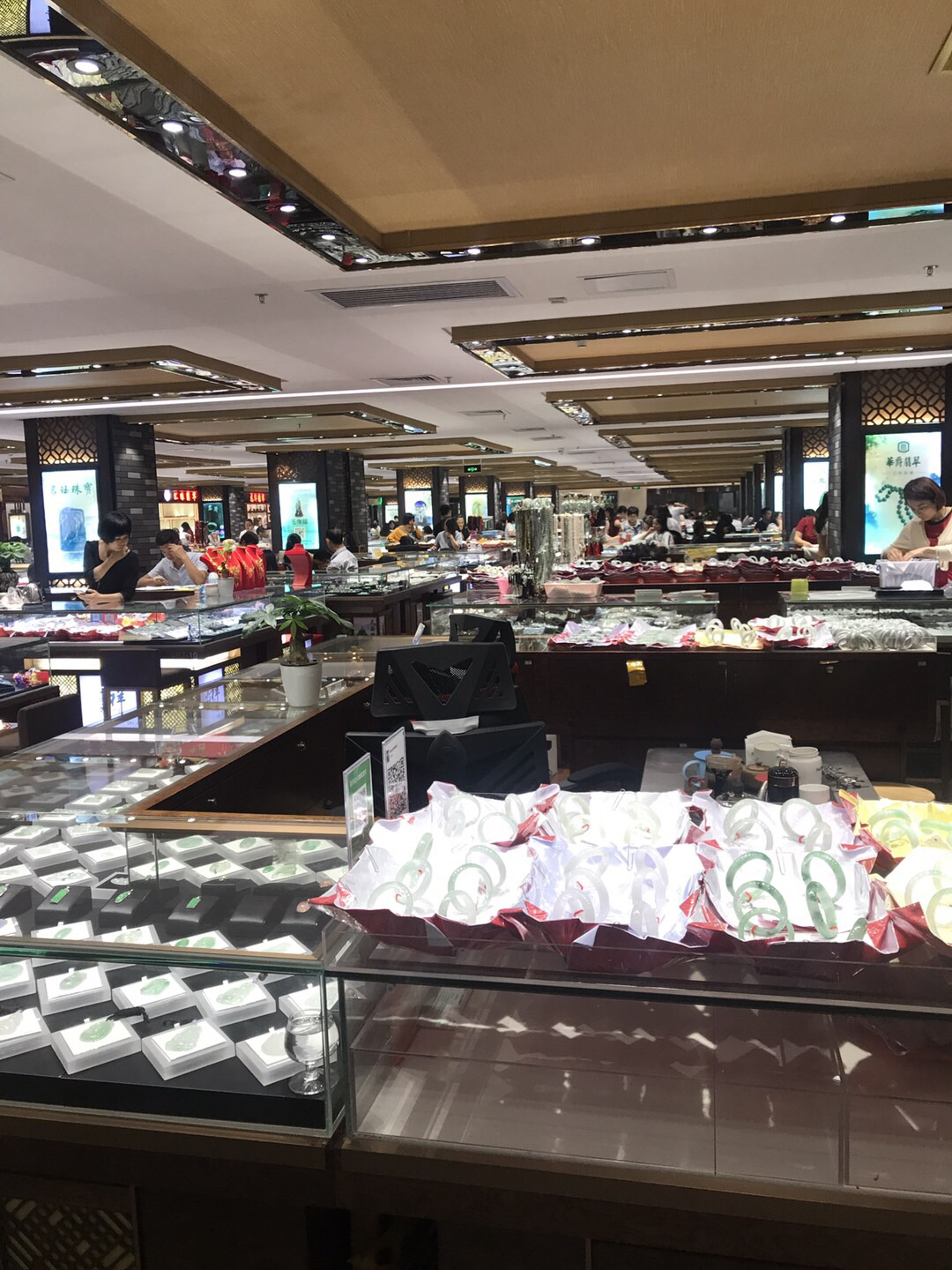 去香港买珠宝有必要吗,买珠宝要不要买设计款