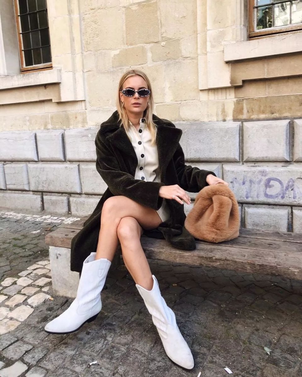 今年的靴子流行买短不买长,今年秋冬穿靴子就买这3种高级色