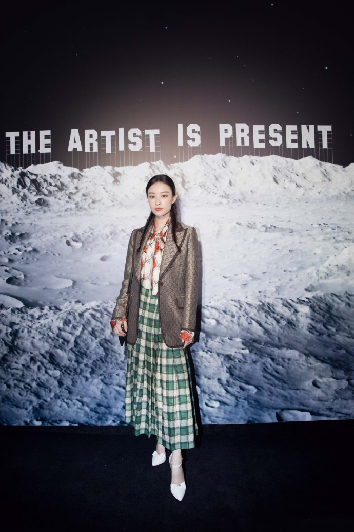 消失的她倪妮造型侧边麻花辫,不愧是女神倪妮随性穿搭都这么美