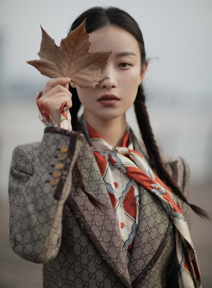 消失的她倪妮造型侧边麻花辫,不愧是女神倪妮随性穿搭都这么美