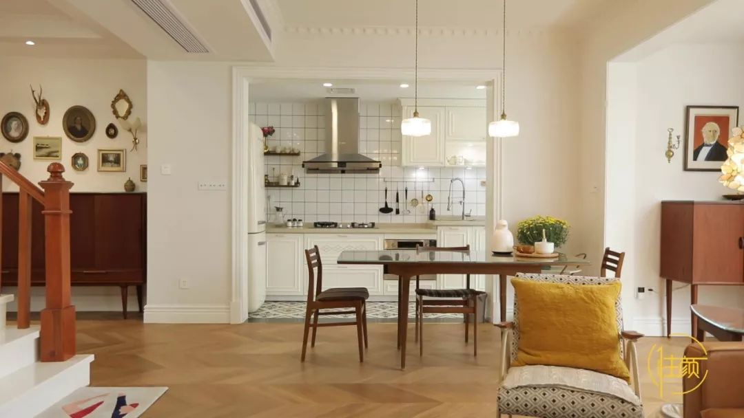 她不跟风网红款，竟花了60w把一堆旧家具搬回了家！