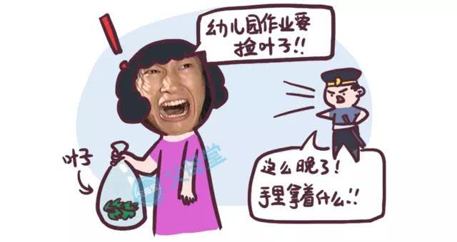 一群孩子吃棒冰,家长给孩子吃棒棒冰